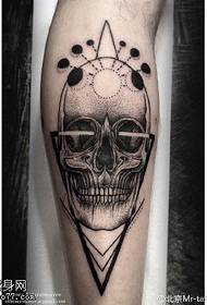 Ithole lejometri le-element skull tattoo
