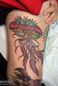 un gruppo di tatuaggi di animali con fondali marini profondi