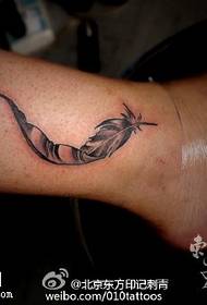 Eleganten in nežen vzorec tatoo za perje