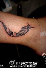 Padrão de tatuagem de penas elegantes e delicadas
