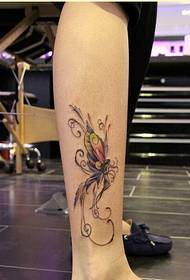 Pragtige en pragtige kleur vlinder tatoeëerpatroonfoto van vroulike bene