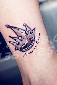 Modello di tatuaggio corona fresco e semplice