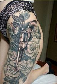 Seksowna żeńska noga pistoletowa róża obraz wzoru tatuażu