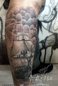 小腿上的經典帆船紋身圖案