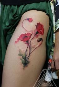 Gyönyörű pipacsok tetoválás a combon