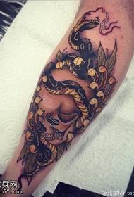 Шанкерна змия играе хризантема татуировка модел