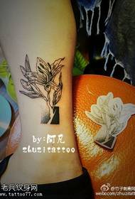 Modello tatuaggio giglio semplice e rinfrescante