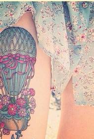 Bella e bella immagine colorata del tatuaggio dell'aerostato di aria calda delle gambe femminili