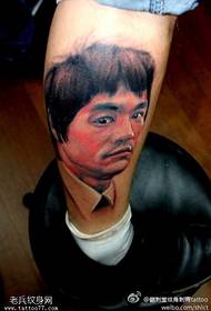 Këmbët u japin haraç idhujve modeli tatuazh i Bruce Lee