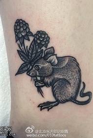 Rat flè tatoo sou estati ti towo bèf la