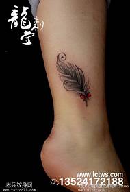 Čerstvý a krásný peří tetování vzor