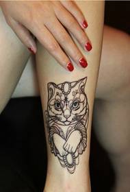 Hermosa y bonita foto de patrón de tatuaje de gato de piernas femeninas