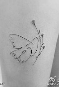 Modello di tatuaggio di piccione volante sulla coscia