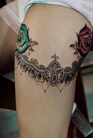 Belle e belle rose di pizzo tatuaggio foto di gambe femminili