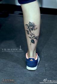 Patrón de tatuaje floral de tinta en la pantorrilla