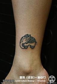 Μαύρο λεπτό μοτίβο τατουάζ ελέφαντα