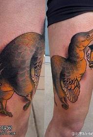 Patrón de tatuaxe de cisne na coxa