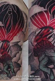 Patró de tatuatge de globus aerostàtic estil il·lustració de braç