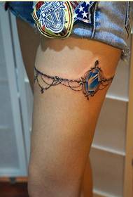 Bella immagine femminile del tatuaggio della gemma della catena della gamba delle gambe alla moda delle gambe