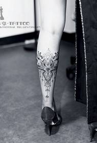 Immagini di modelli di tatuaggi in pizzo personalizzati per le gambe delle donne di moda