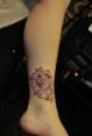 Immagine femminile graziosa del modello del tatuaggio dei cervi di colore delle gambe