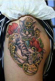 Gražus ir gražus spalvų katės tatuiruotės modelio paveikslėlis moterų kojų