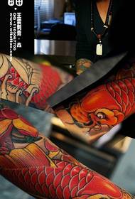 Rood rijk koi-tattoo-patroon