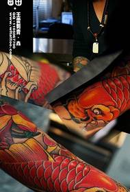 Modello tatuaggio rosso ricco koi