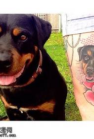 Pola tato anjing peliharaan miliknya