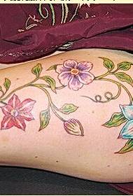 Modello sexy di tatuaggio di fiore di vigna di coscia di bellezza per godere di ritratti