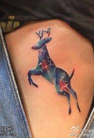Uzorak tetovaže zvjezdanog jelena na bedru