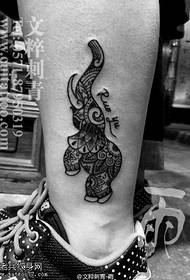Tatuagem de elefante Van Gogh na panturrilha