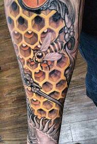 Uzorak tetovaže pčelinje košnice na nozi