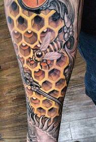 Patrón de tatuaje de colmena de abejas en la pierna