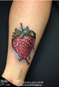 小腿上的草莓紋身圖案