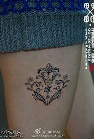 Modello di tatuaggio nero grazioso fiore