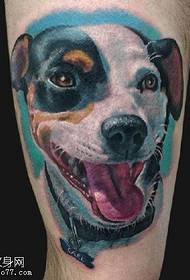 Suņu tetovējuma raksts uz augšstilba