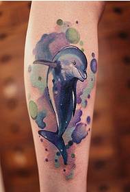 fotografi tatuazh balene elegant dhe shumëngjyrësh në këmbë