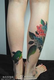 Prekrasan super sladak uzorak tetovaže šljive na nogama