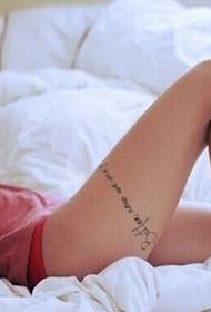 Слика модне женске ноге писмо тетоважа узорак слике