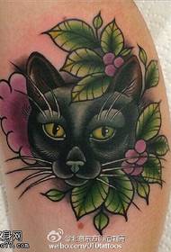 Мачји цвјетни узорак тетоваже на телету
