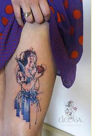 E femine di moda belli belli ritratti di tatuaggi di neve bianchi