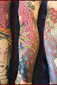 U mudellu di tatuaggi di geisha crisantemu di gemme