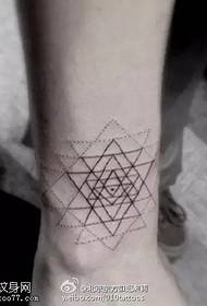 Pola tattoo geométik sederhana