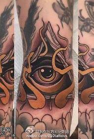 Trokut uzorak tetovaže očiju na teletu