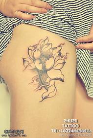 Modello di tatuaggio di loto pungente gamba
