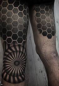 Padrão de tatuagem de totem denso nas pernas