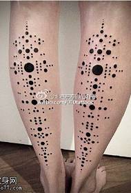 Svart prikk tatoveringsmønster på beina