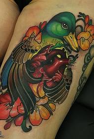 Modello di tatuaggio di anatra dipinto alla coscia