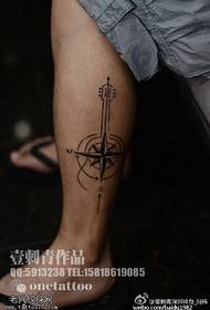 Kompass tatoveringsmønster på leggen